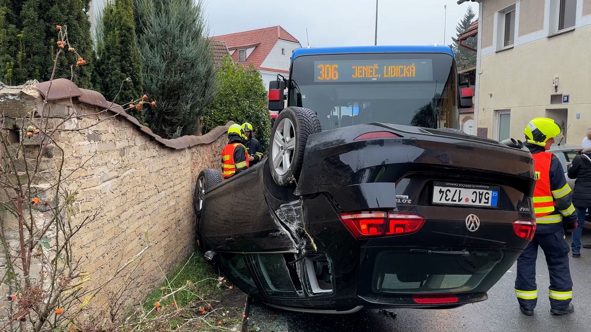 Vůz se dvěma ženami skončil po nehodě v Praze na střeše. Narazil do auta, autobusu a do zdi